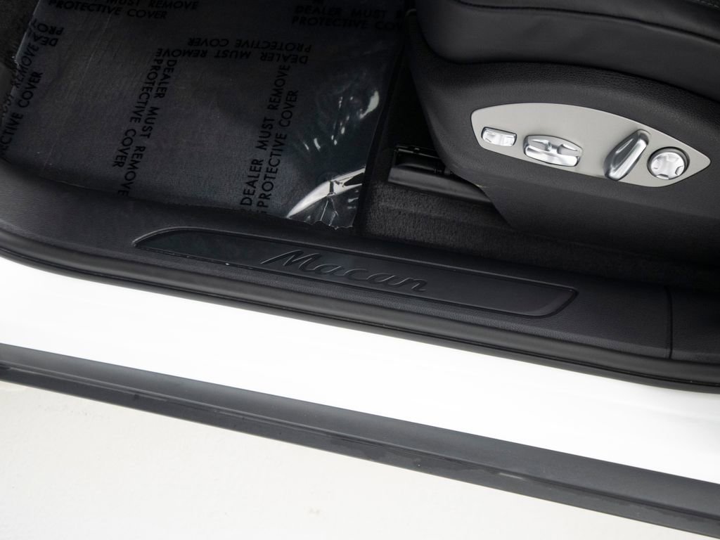 Certified 2026 Porsche Macan AWD/4WD image 22