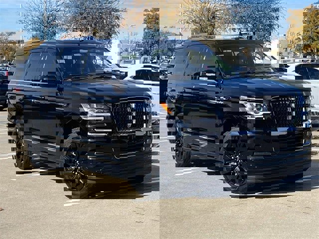 Used 2022 Lincoln Navigator Reserve image 2