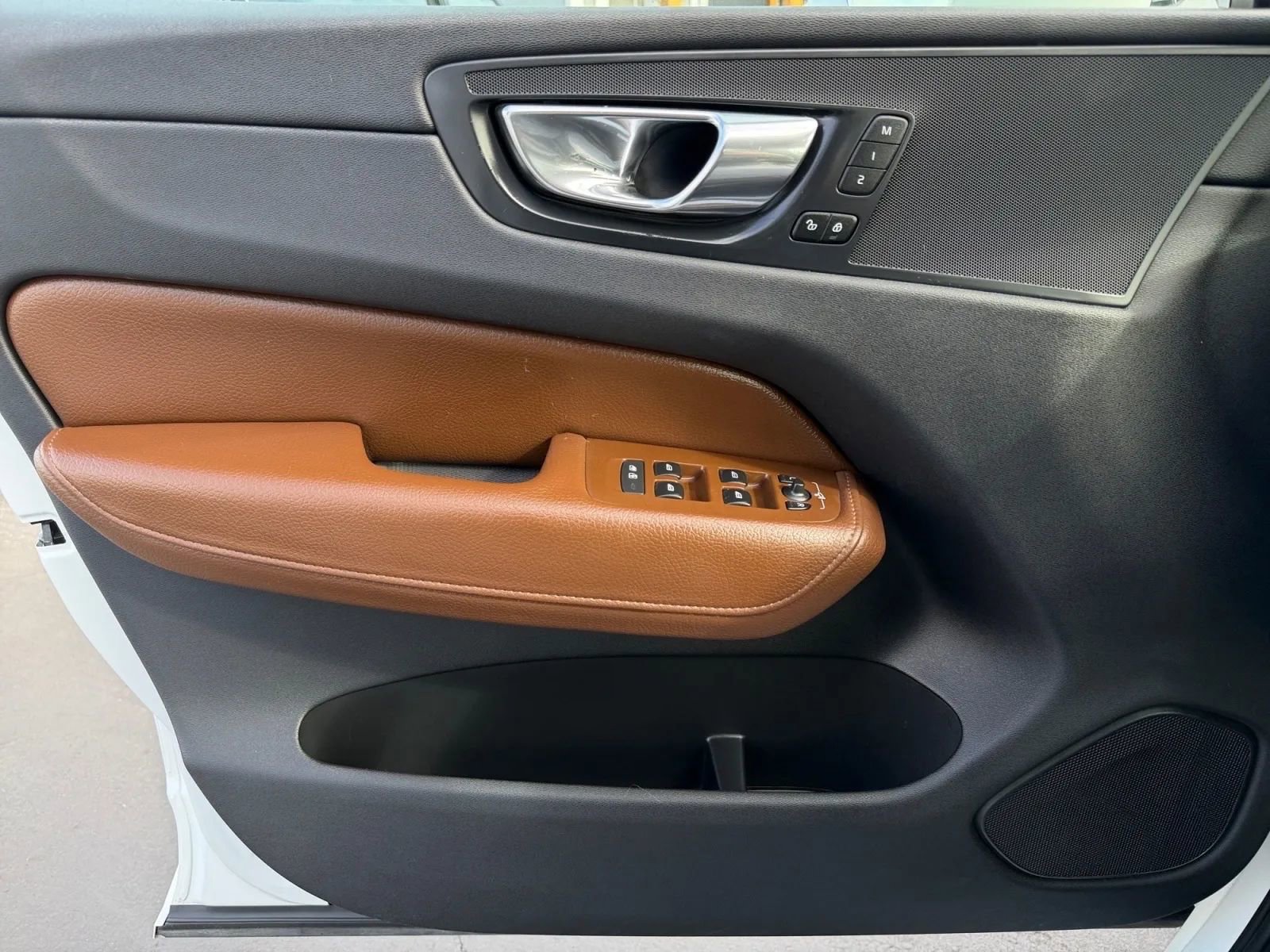 Used 2018 Volvo XC60 T6 Momentum w/ Convenience Package image 23