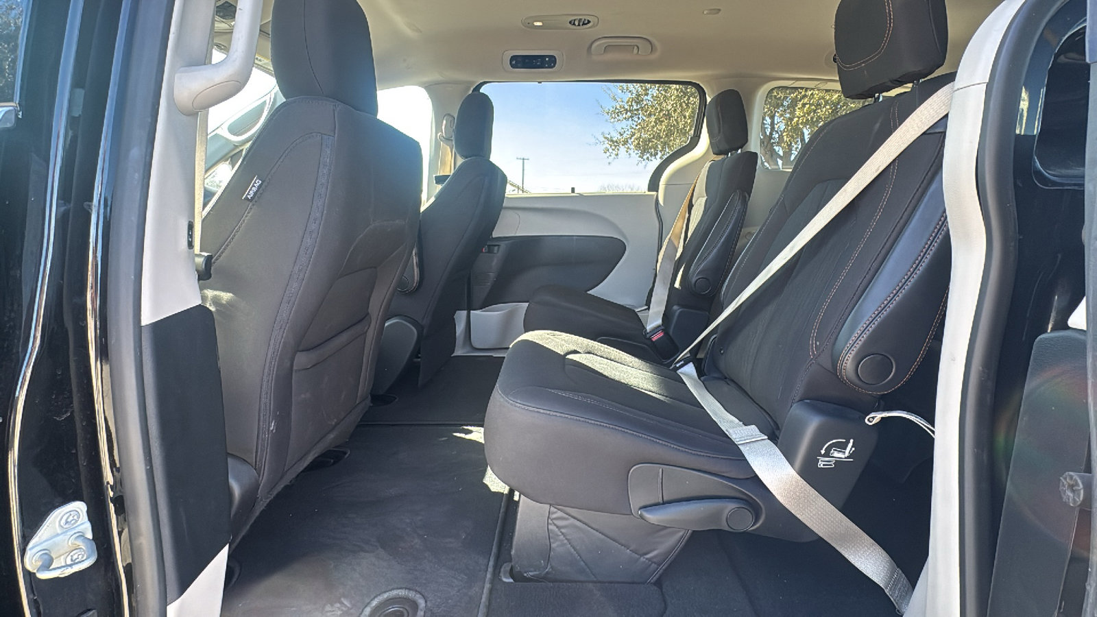 Certified 2020 Chrysler Pacifica Touring w/ Tire & Wheel Group image 20