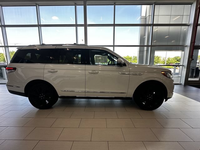 Certified 2024 Lincoln Navigator Reserve AWD/4WD image 4