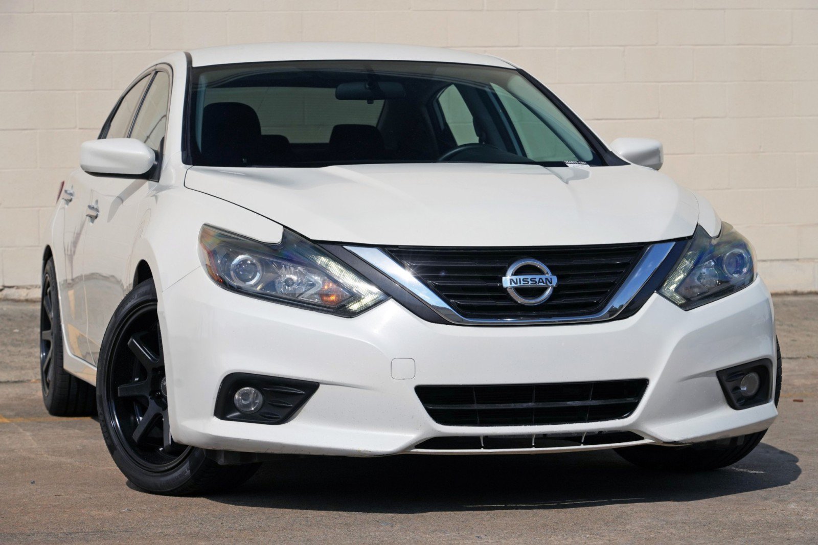 Used 2016 Nissan Altima 2.5 SR w/ LED Appearance Package FWD image 2