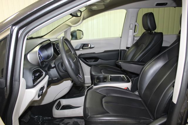 Used 2023 Chrysler Pacifica Touring-L FWD image 10