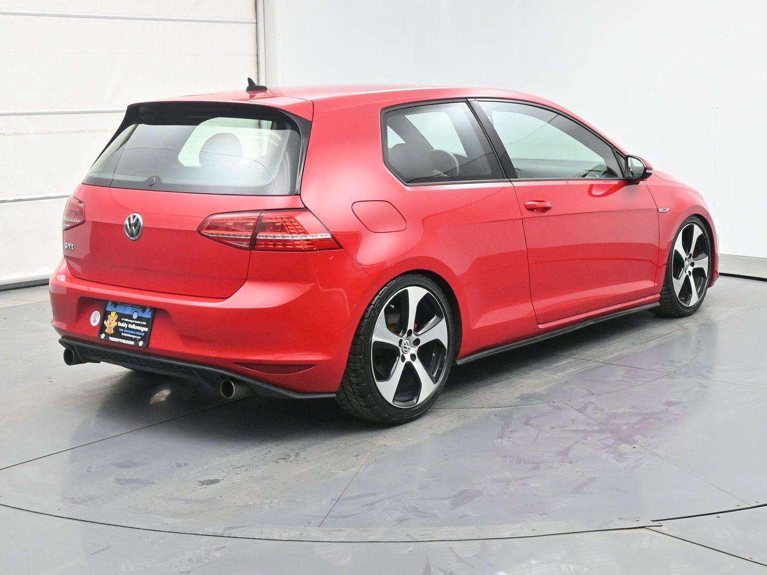Used 2015 Volkswagen Golf S image 23