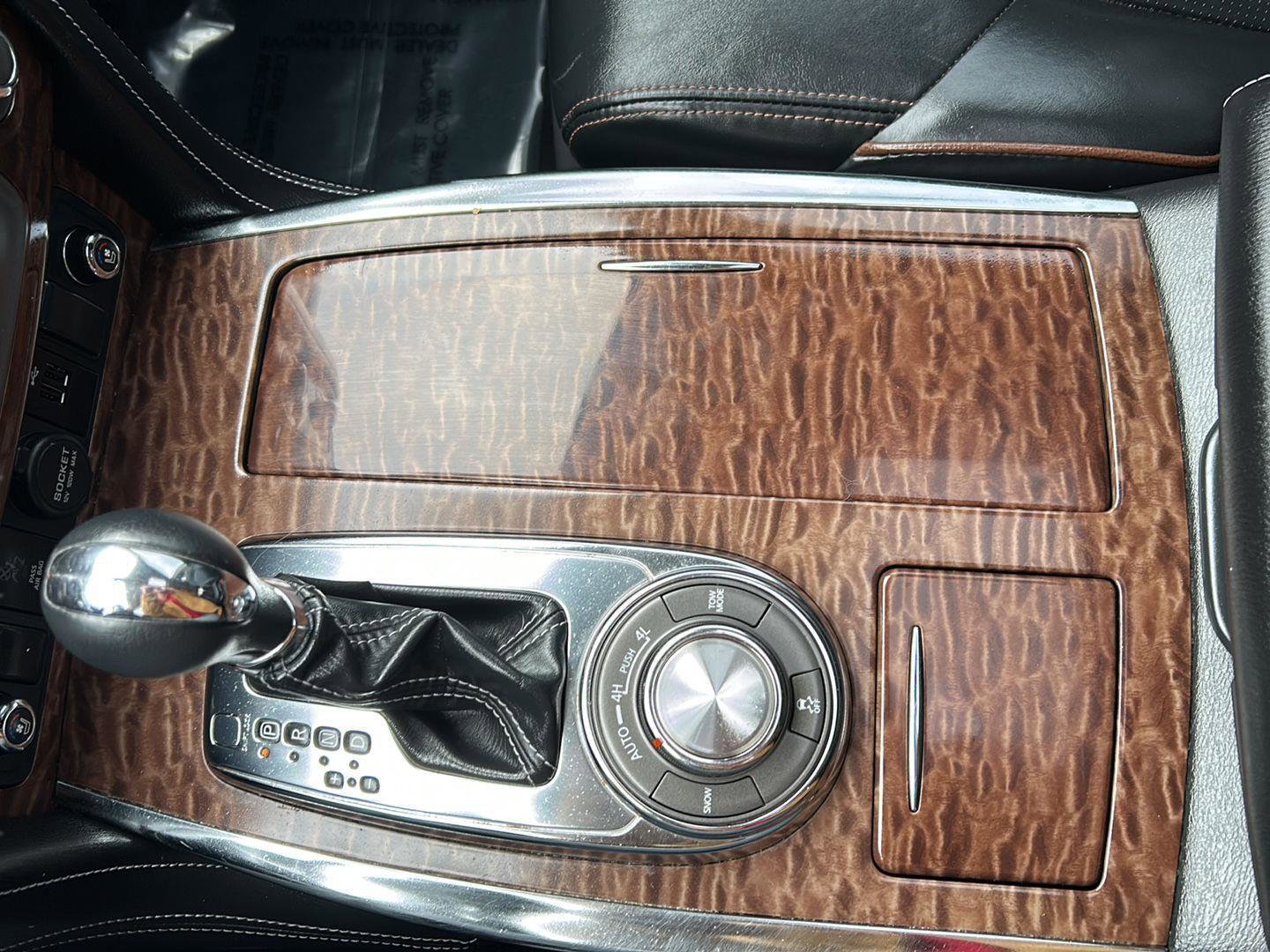 Used 2019 Nissan Armada Platinum w/ Interior Lighting Package image 23