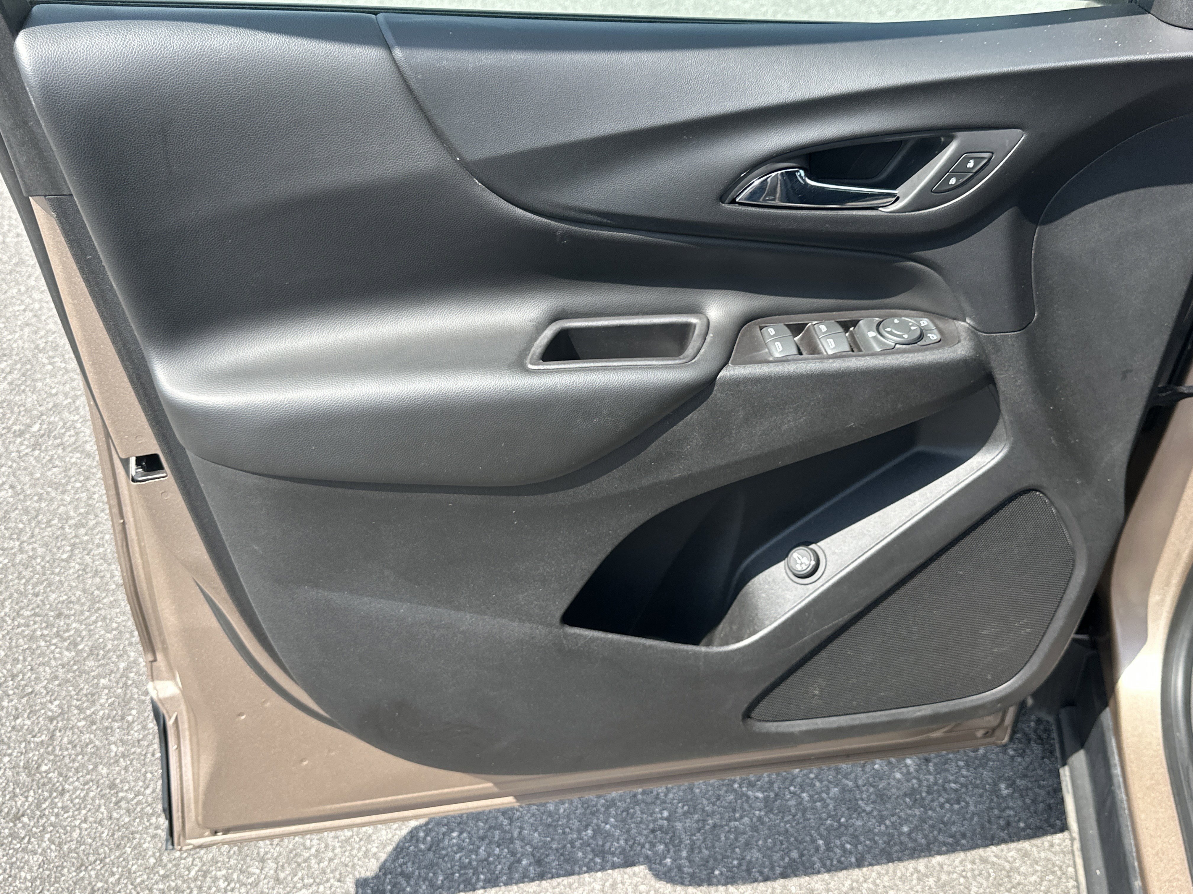 Used 2019 Chevrolet Equinox LT w/ Sun & Navigation Package image 11