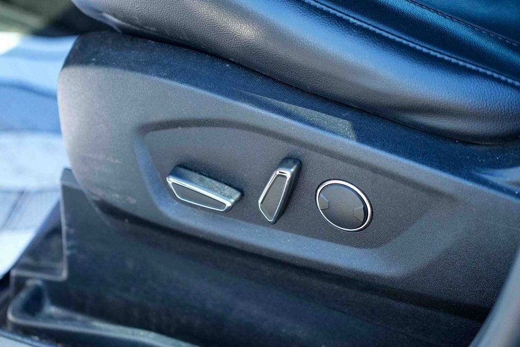 Used 2018 Ford Edge Titanium w/ Equipment Group 301A AWD/4WD image 19