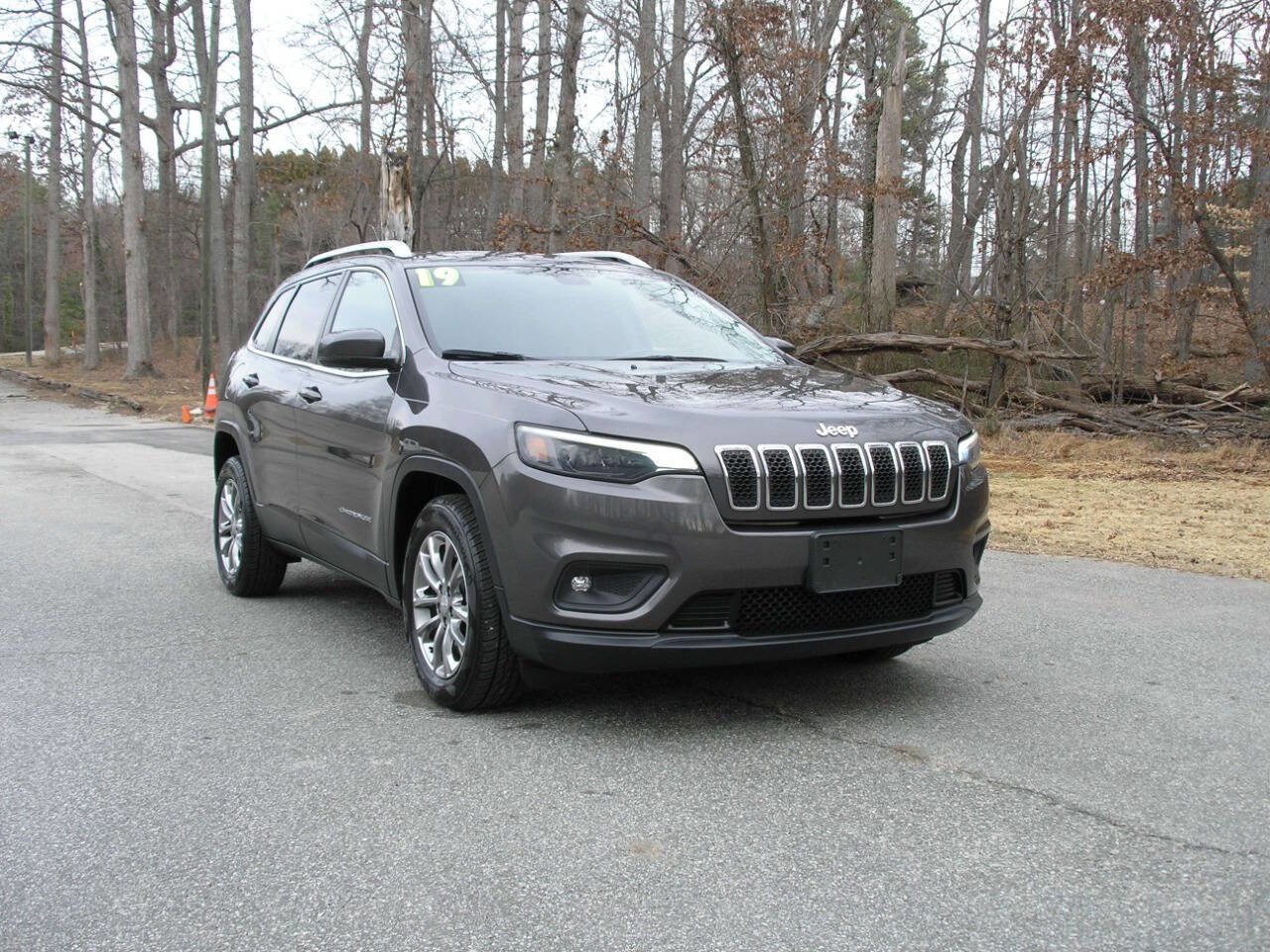 Used 2019 Jeep Cherokee Latitude Plus w/ Cold Weather Group image 1