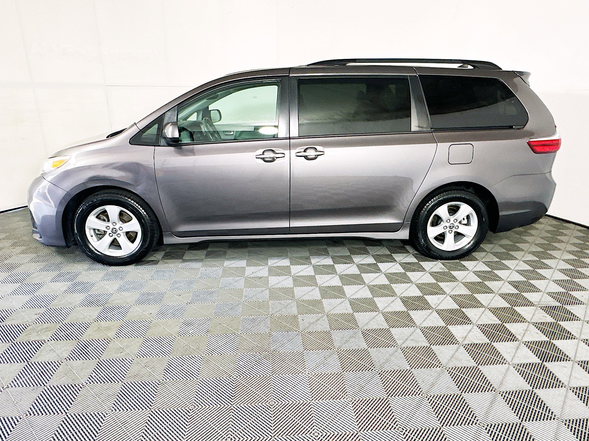 Used 2020 Toyota Sienna LE w/ LE Preferred Package FWD image 6