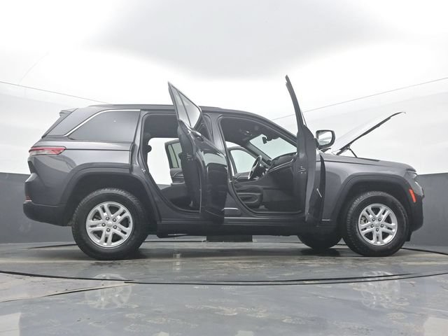 Used 2024 Jeep Grand Cherokee Laredo AWD/4WD image 61