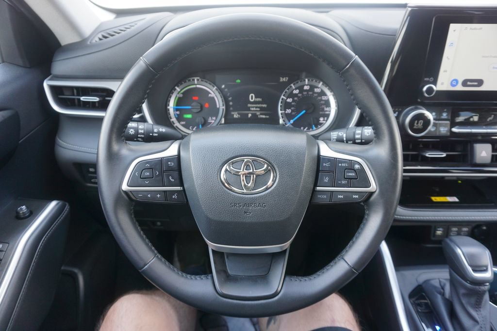 Used 2025 Toyota Highlander XLE AWD/4WD image 3