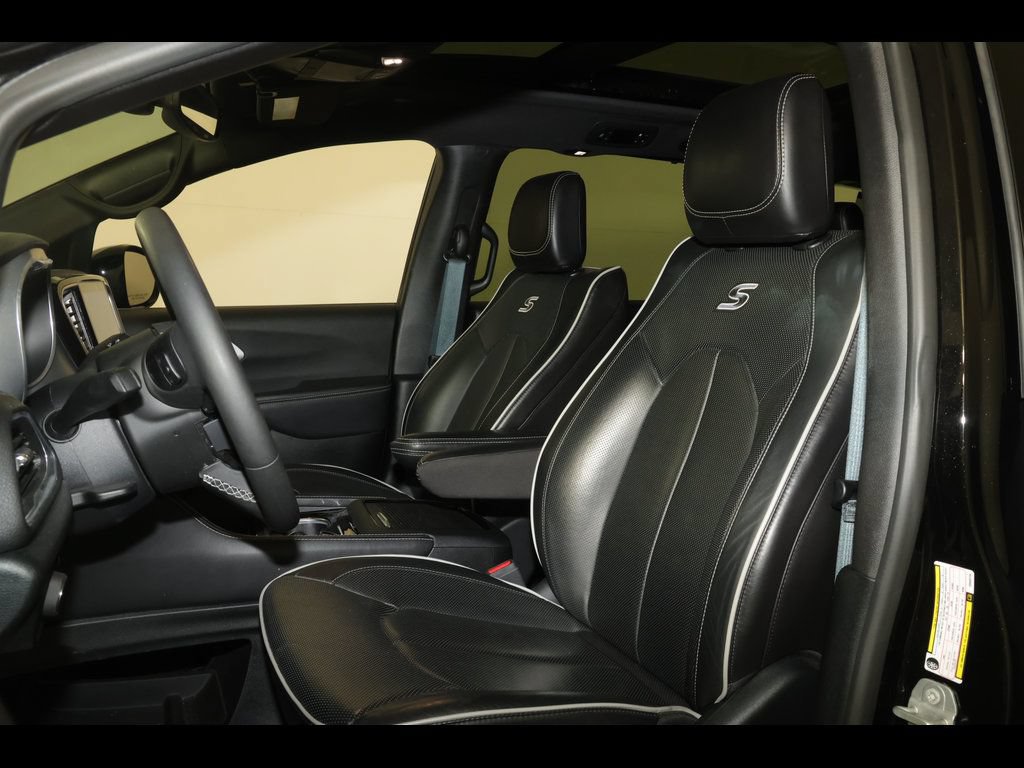 Used 2025 Chrysler Pacifica Limited FWD image 25