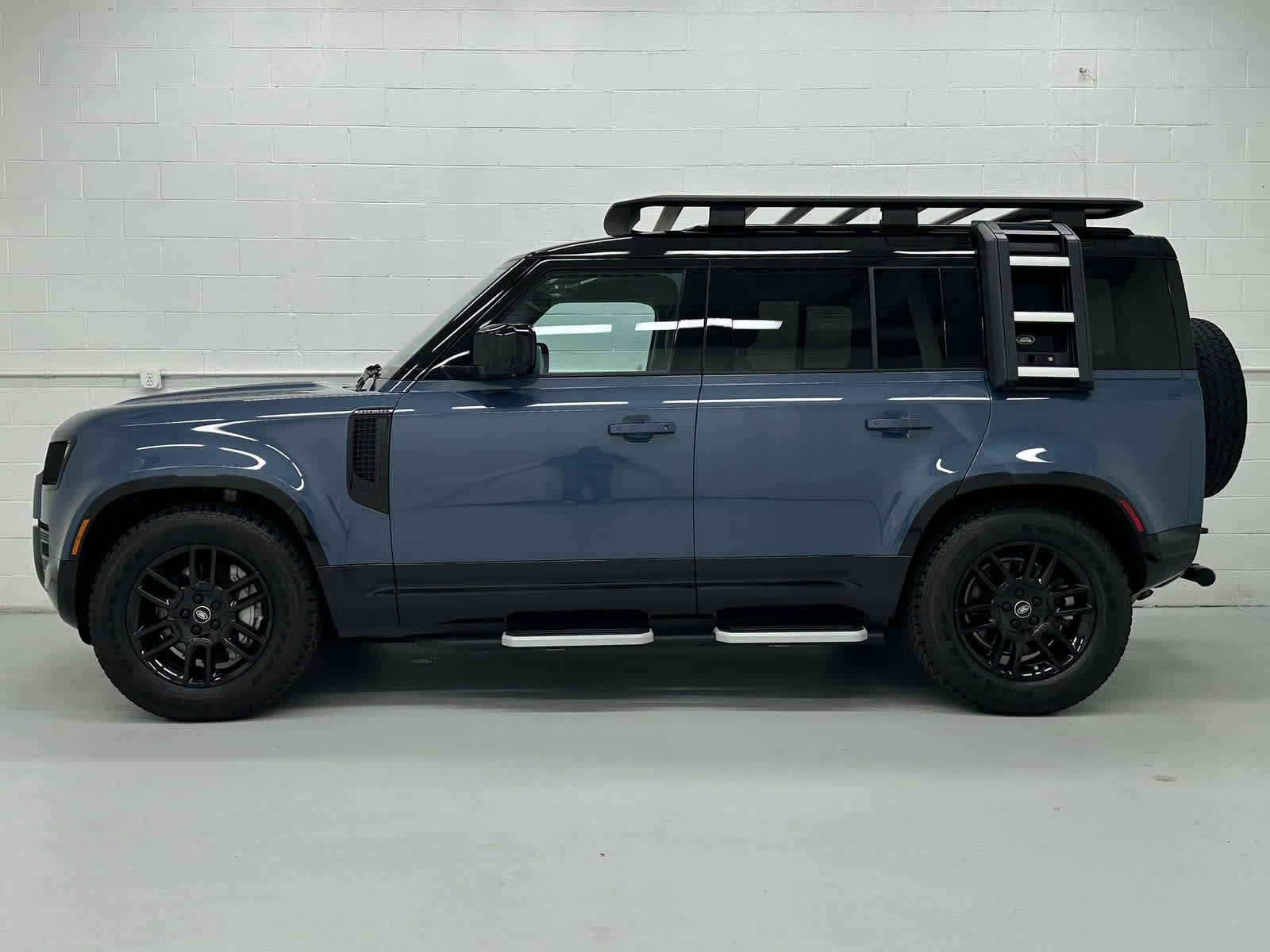 Used 2023 Land Rover Defender 110 X-Dynamic SE AWD/4WD image 3