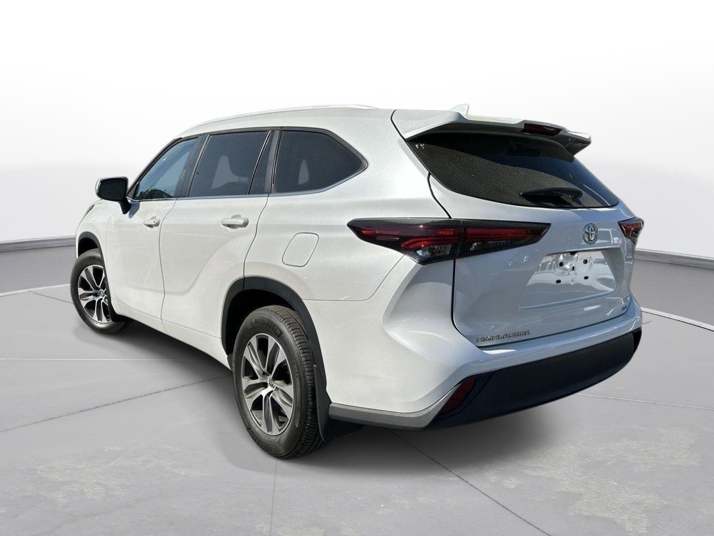 Used 2024 Toyota Highlander XLE image 8