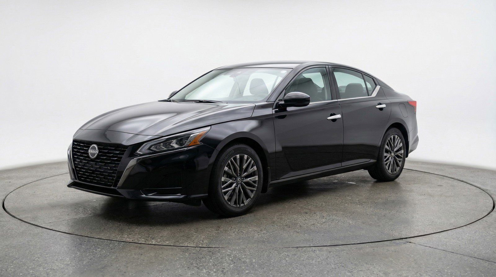 Used 2025 Nissan Altima 2.5 SV FWD image 3