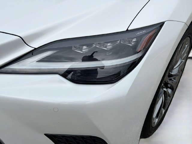 Used 2022 Lexus LS 500 w/ Accessory Package (Z2) RWD image 9