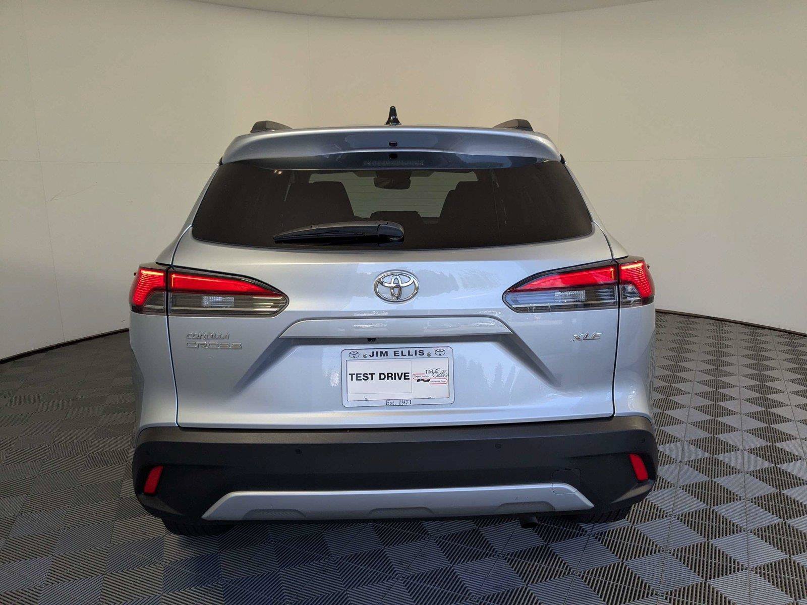 Certified 2025 Toyota Corolla Cross XLE FWD image 6