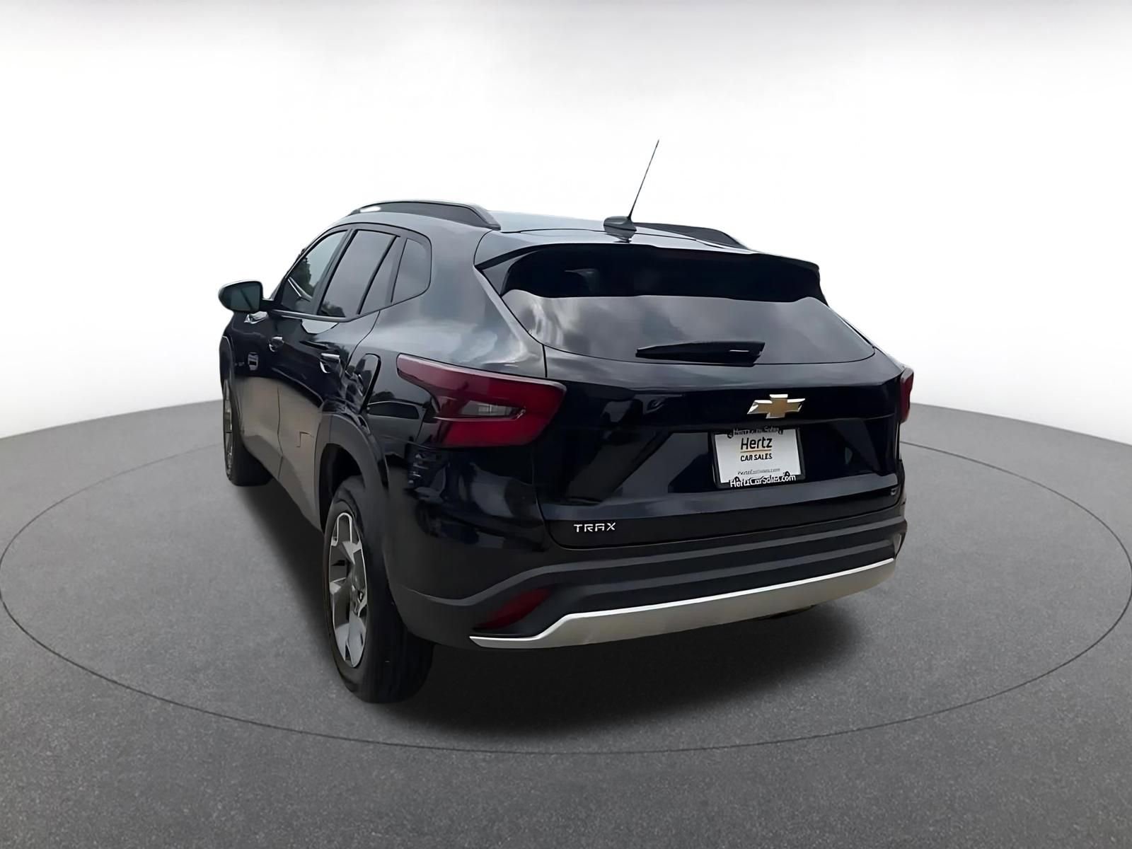 Used 2025 Chevrolet Trax LT FWD image 11
