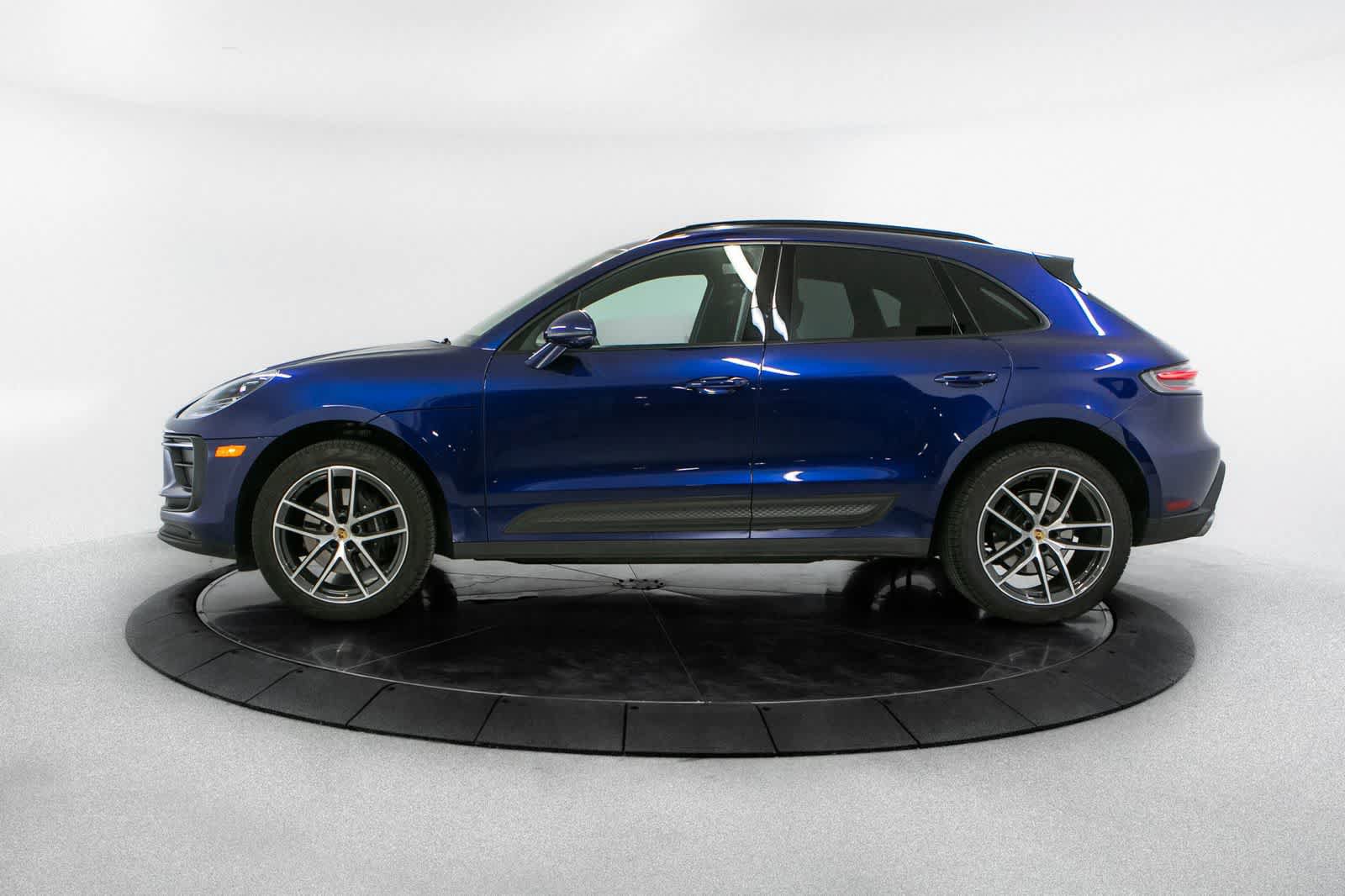 Certified 2024 Porsche Macan AWD/4WD image 2