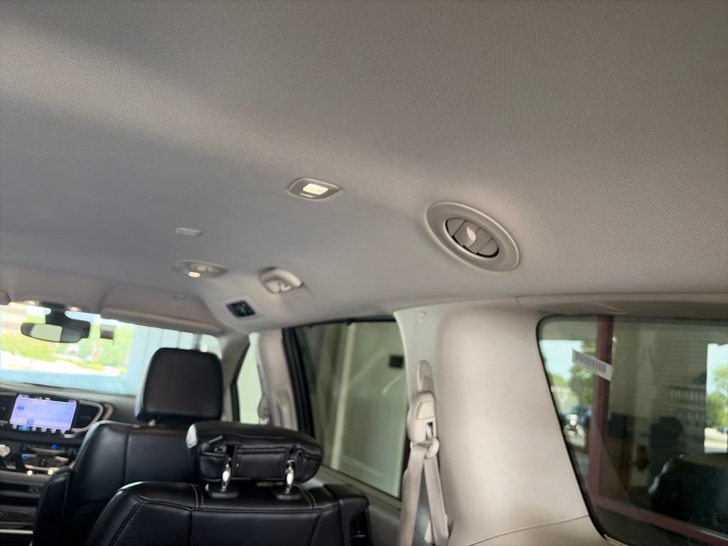 Used 2023 Chrysler Pacifica Touring-L FWD image 8