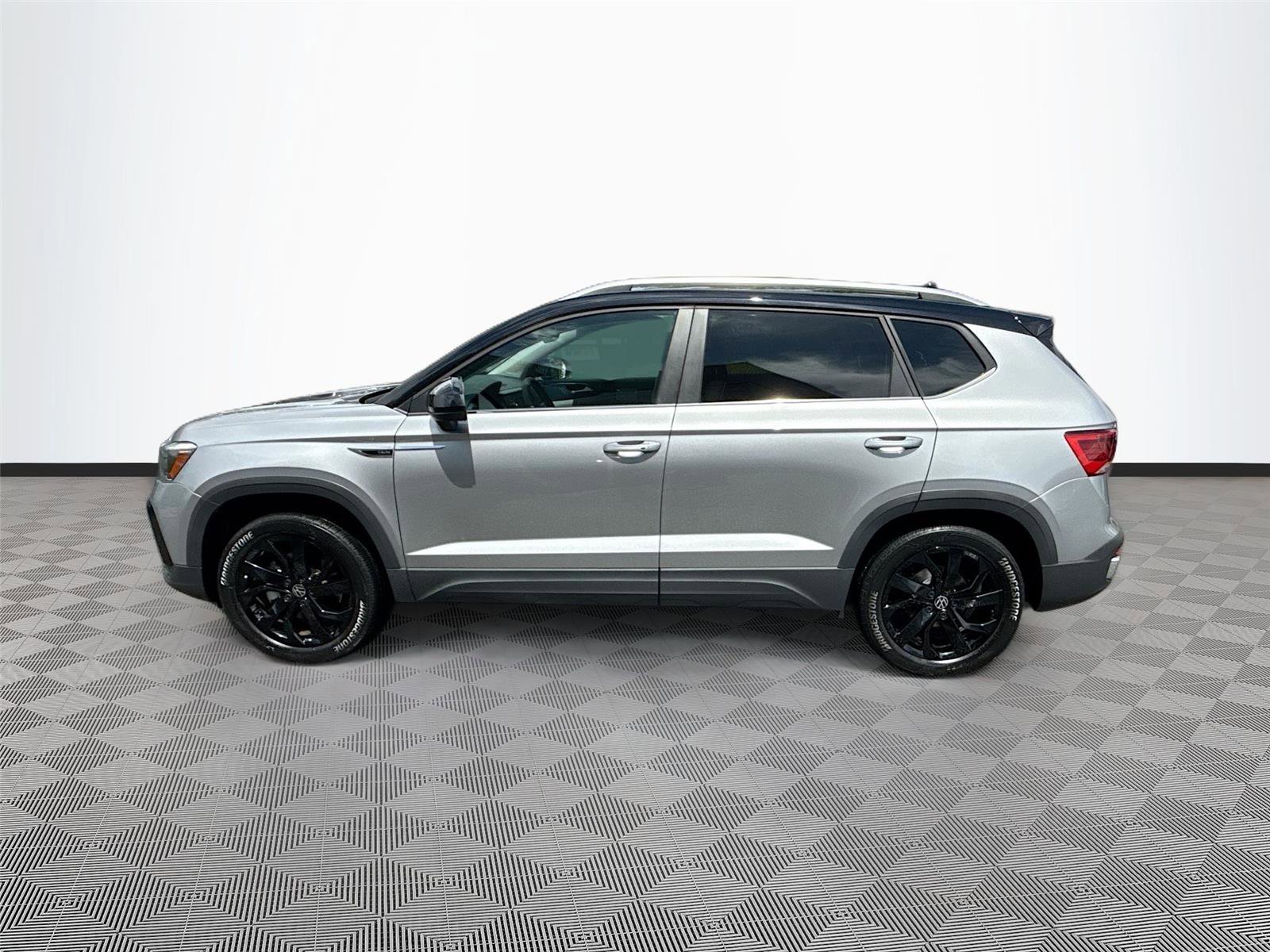Used 2023 Volkswagen Taos SE w/ Panoramic Sunroof Package AWD/4WD image 4