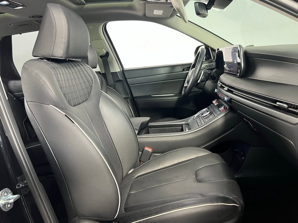 Used 2023 Hyundai Palisade Limited w/ Winter Package image 33