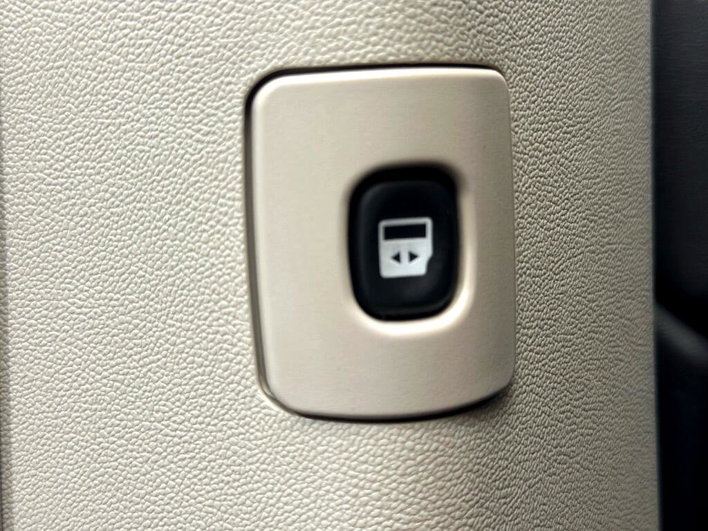 Used 2014 Chrysler Town & Country Touring image 34