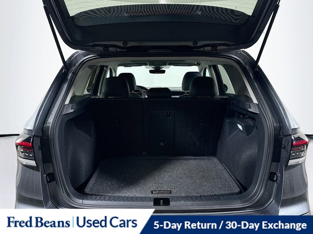Certified 2025 Volkswagen Taos SEL w/ Black Wheel Plus Package image 28