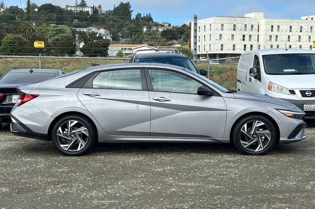 Certified 2025 Hyundai Elantra SEL FWD image 3