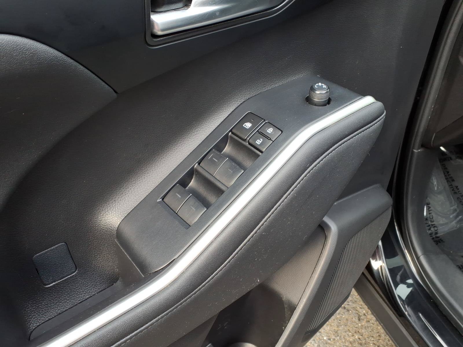 Used 2023 Toyota Highlander XLE AWD/4WD image 9