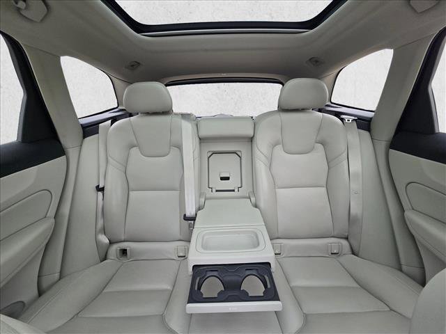 Used 2018 Volvo XC60 T6 Momentum w/ Convenience Package image 16