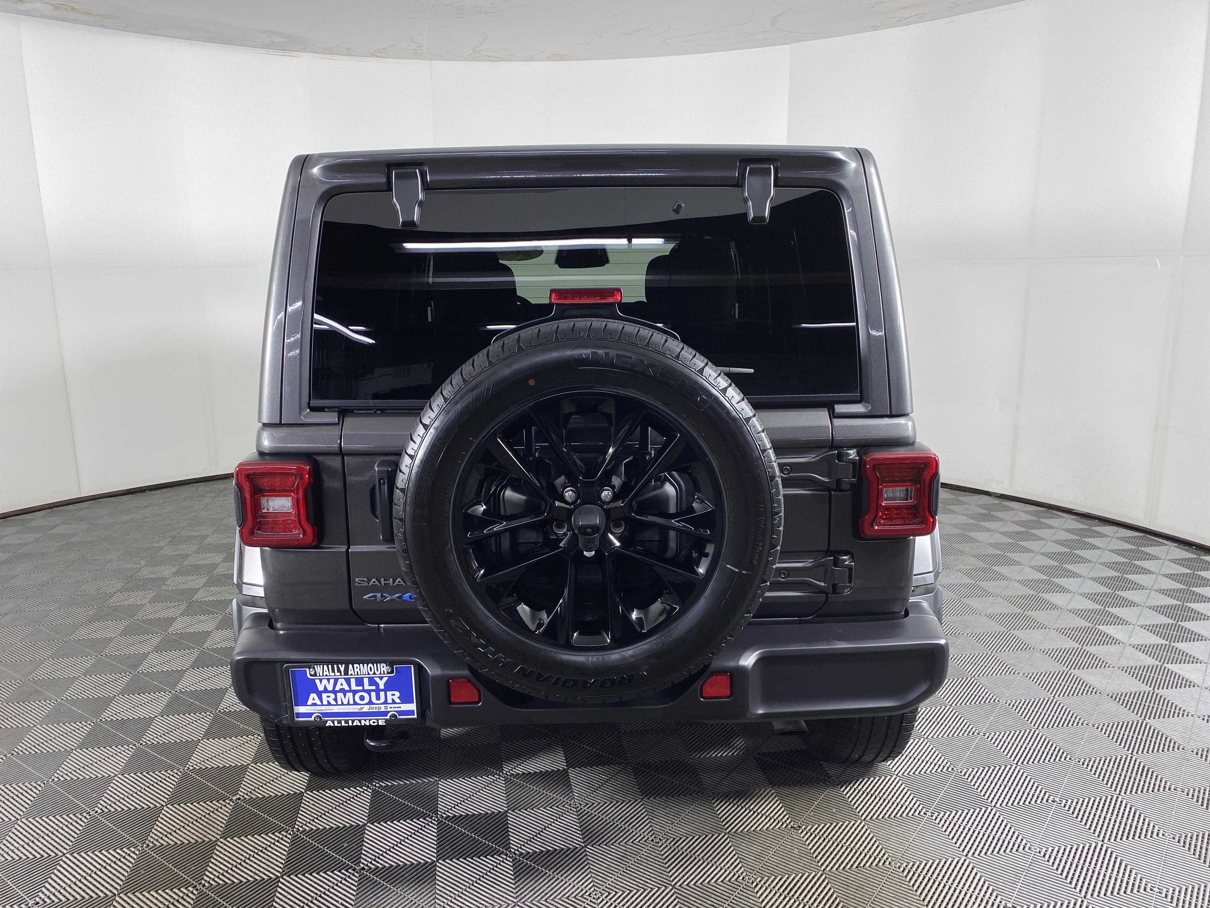 Used 2025 Jeep Wrangler Sahara AWD/4WD image 8
