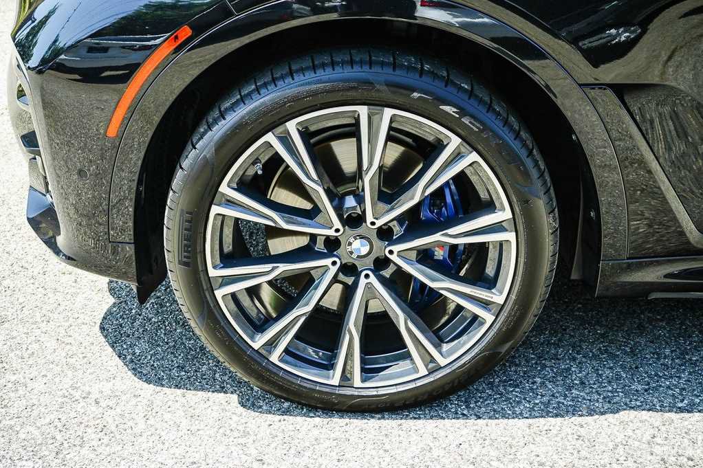 Used 2022 BMW X7 M50i w/ Dynamic Handling Package AWD/4WD image 9