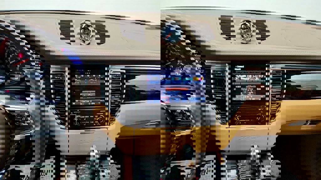 Used 2018 Porsche Macan Turbo image 18