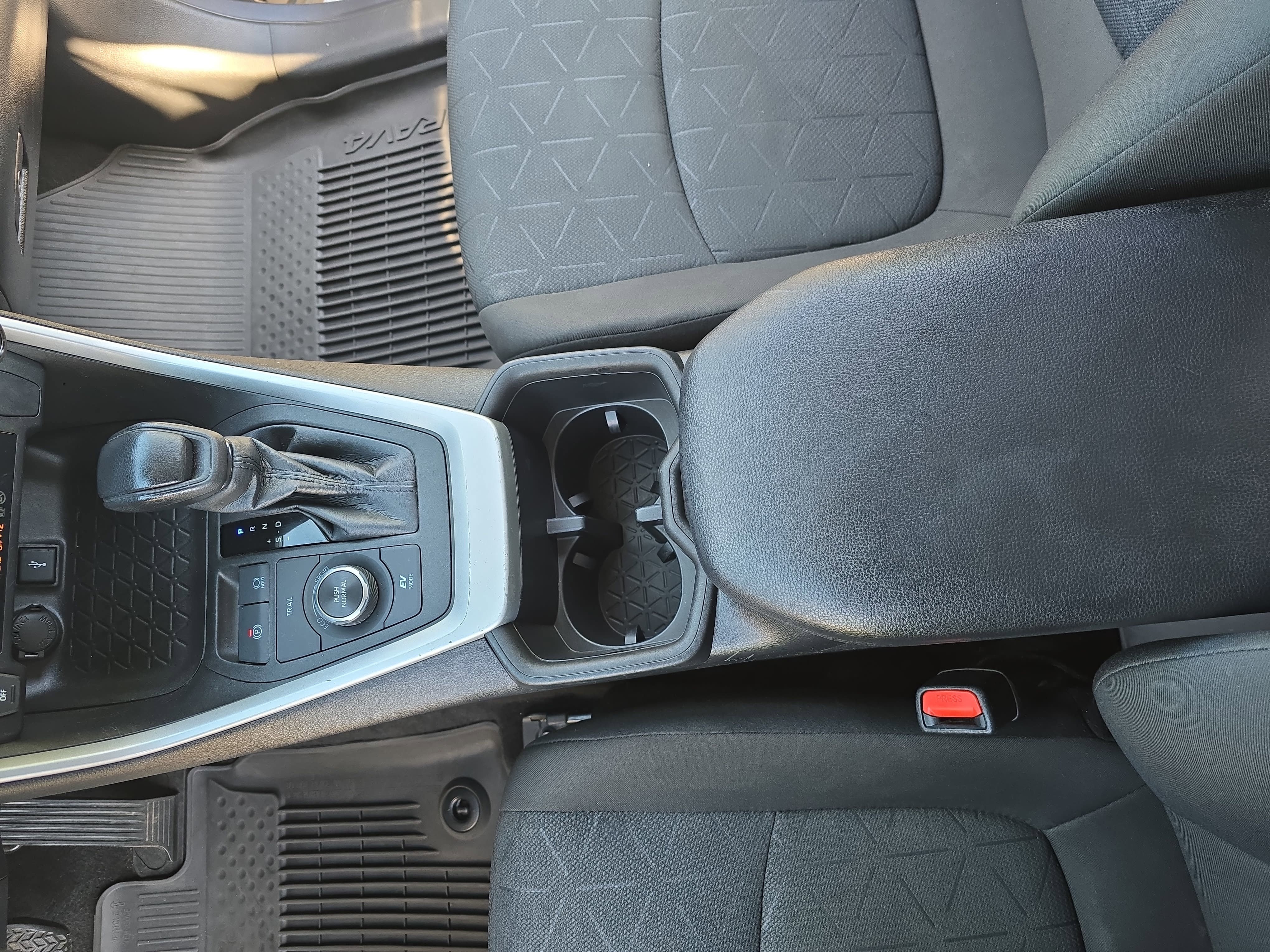 Used 2022 Toyota RAV4 XLE AWD/4WD image 23