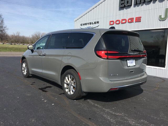 Used 2023 Chrysler Pacifica Touring-L image 7