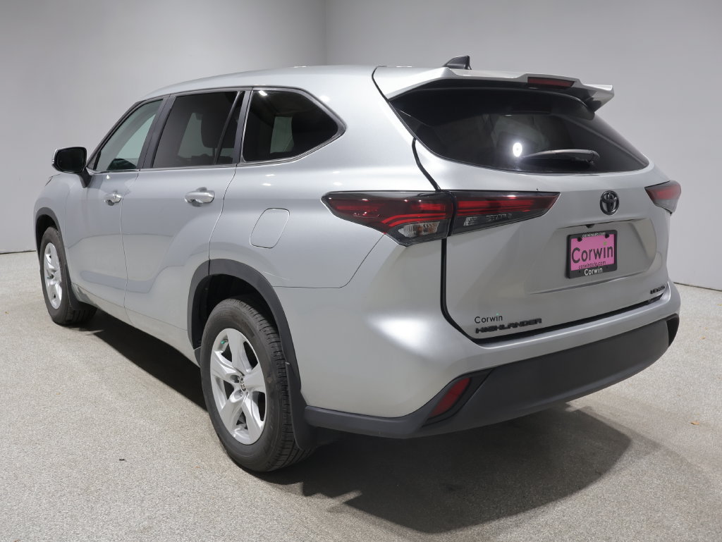 Used 2024 Toyota Highlander LE AWD/4WD image 5