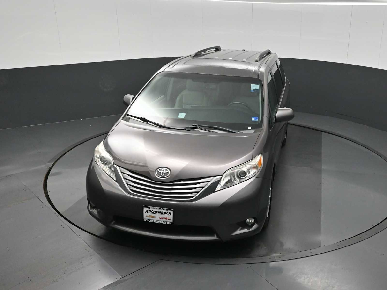 Used 2015 Toyota Sienna XLE image 17