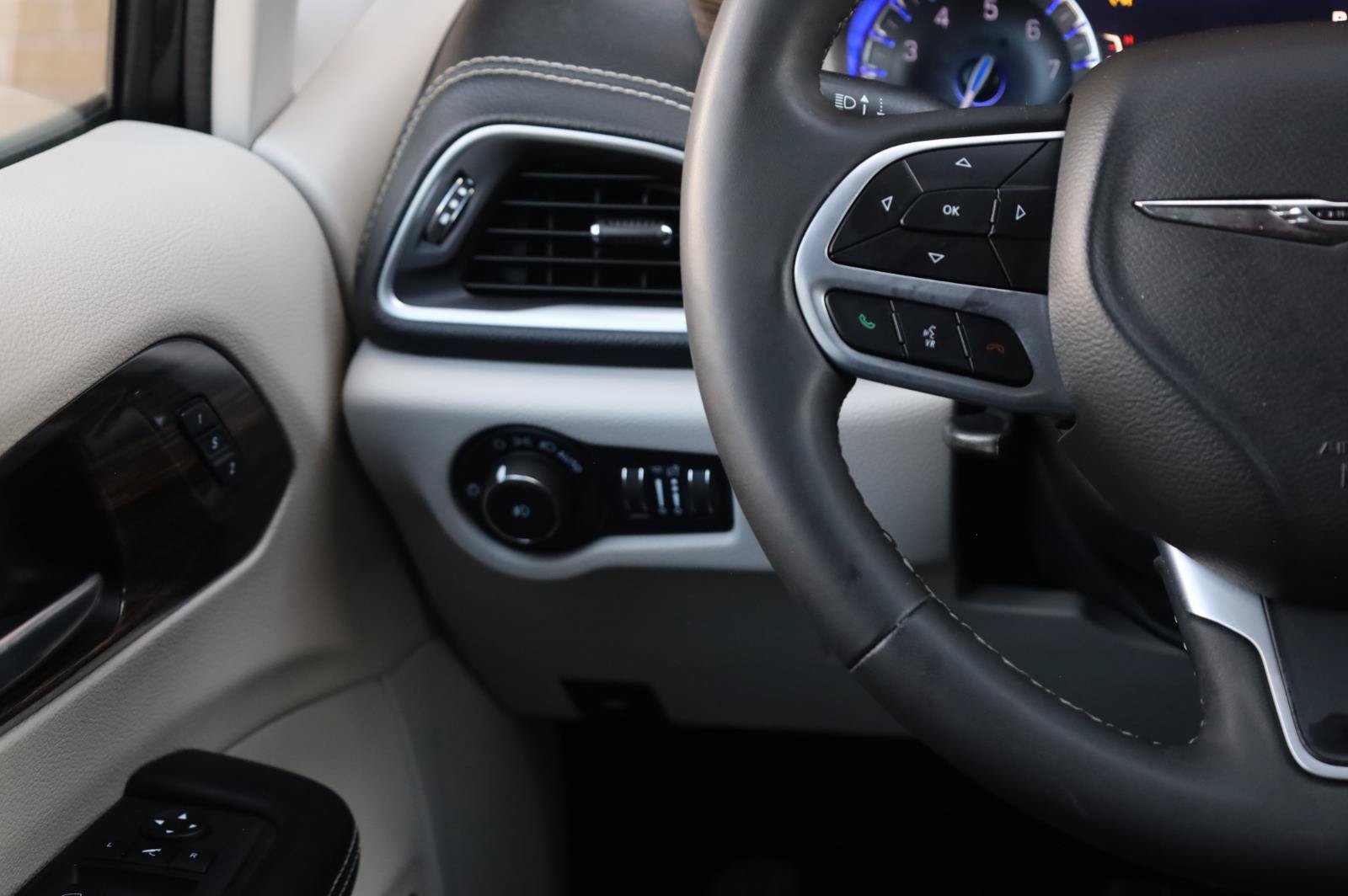 Used 2022 Chrysler Pacifica Limited FWD image 31