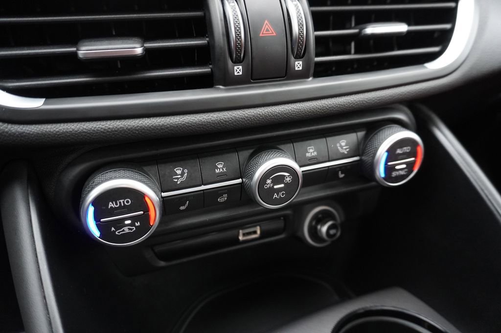 Used 2022 Alfa Romeo Giulia Veloce AWD/4WD image 17