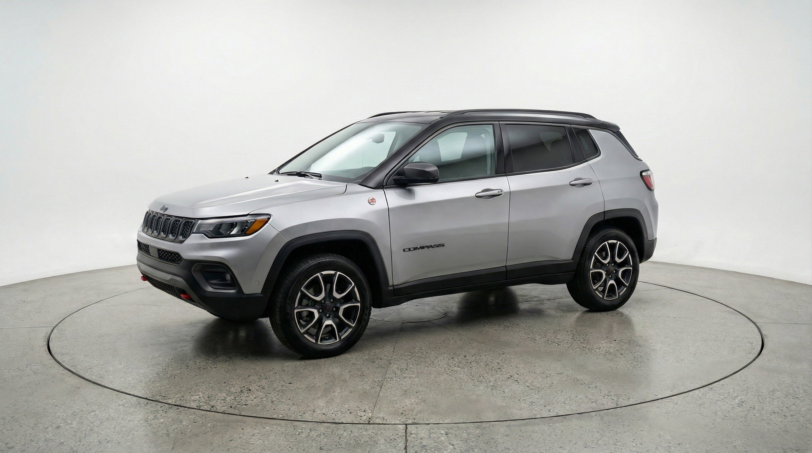 Used 2025 Jeep Compass Trailhawk image 3