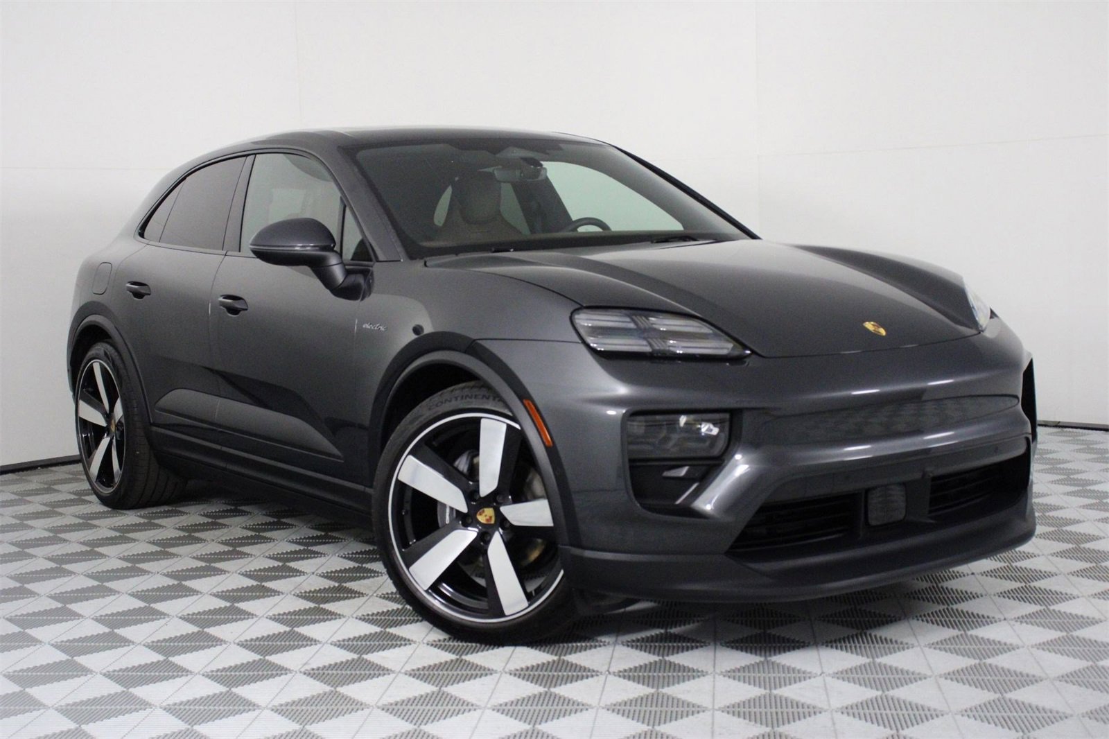 Used 2025 Porsche Macan 4 Electric image 9