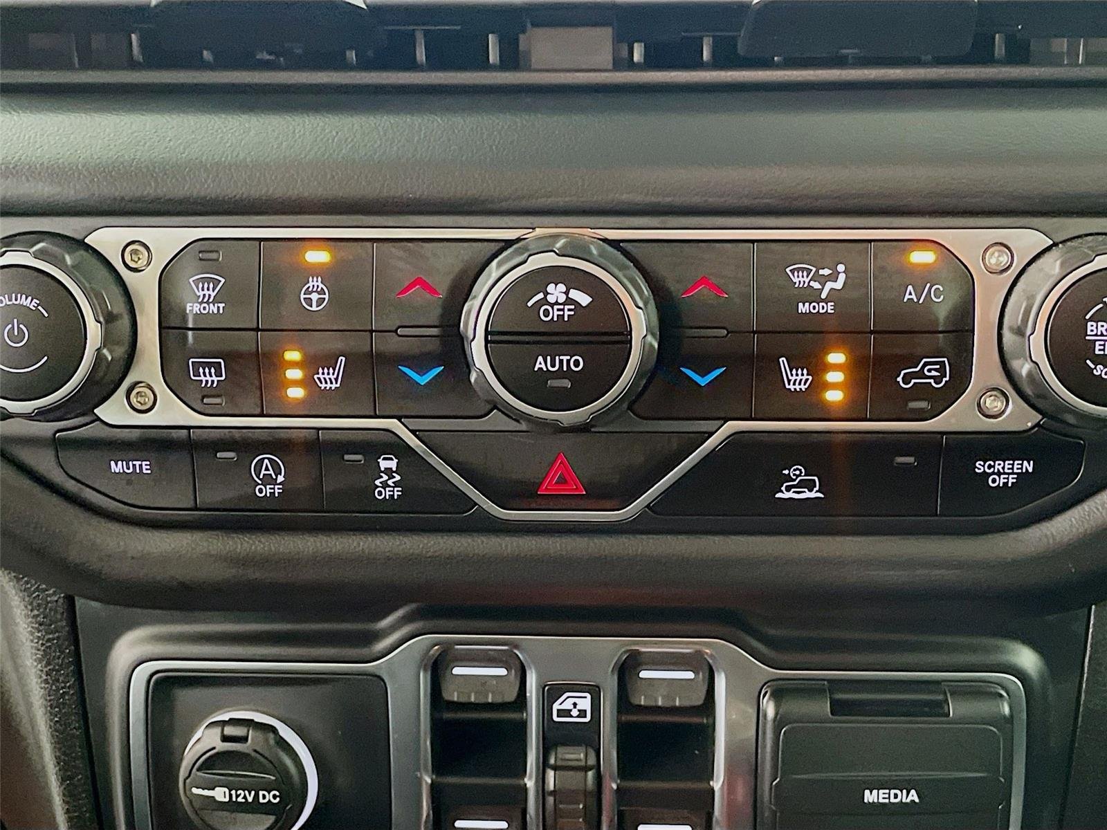 Used 2024 Jeep Wrangler Unlimited Sahara w/ Technology Group AWD/4WD image 24