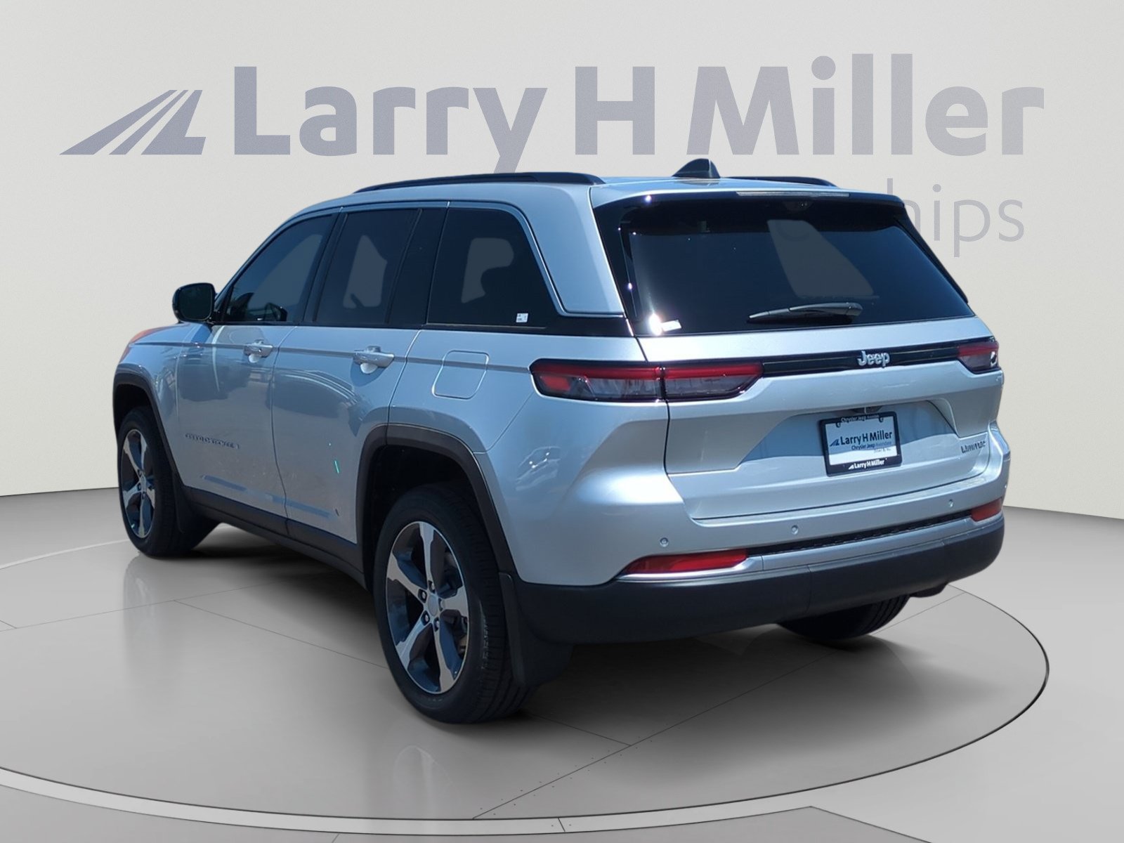 New 2026 Jeep Grand Cherokee Limited w/ Luxury Tech Group II RWD image 3