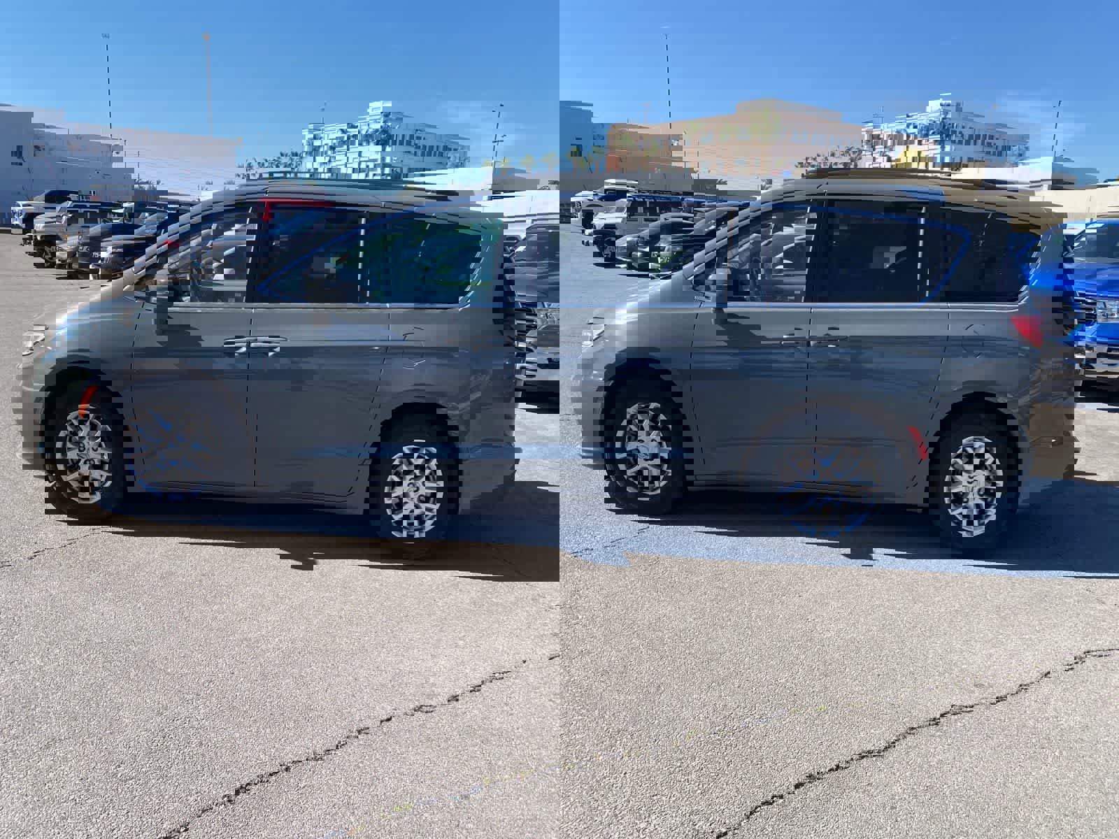 Used 2022 Chrysler Pacifica Touring-L image 10