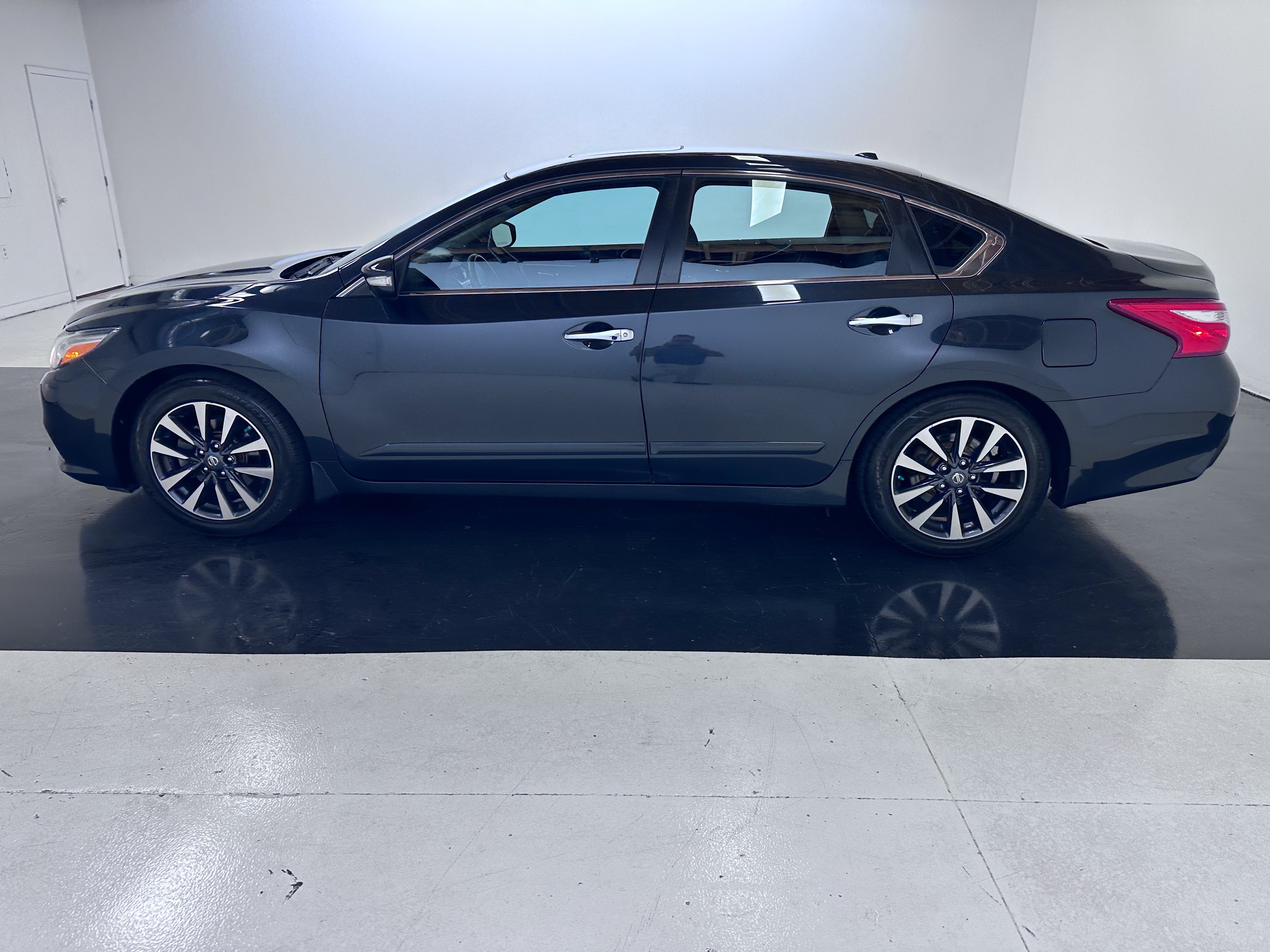 Used 2016 Nissan Altima 2.5 SV w/ Convenience Package FWD image 7