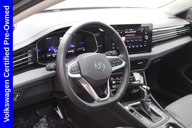 Used 2025 Volkswagen Jetta SE image 16