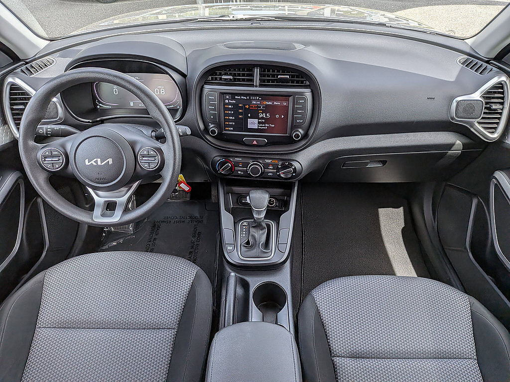 Used 2023 Kia Soul LX w/ LX Technology Package FWD image 16