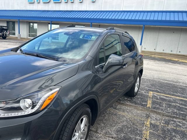 Used 2017 Chevrolet Trax LT w/ LT Convenience Package FWD image 2