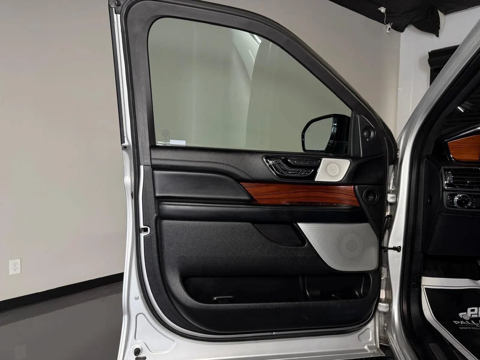 Used 2018 Lincoln Navigator Reserve w/ Technology Package AWD/4WD image 29
